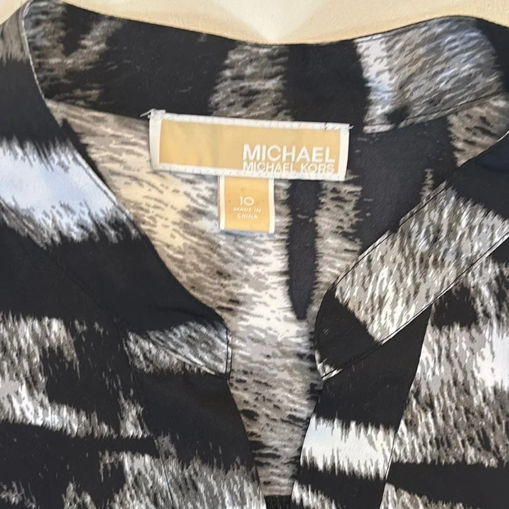 Michael Kors Top Womens 10 1/2 Button Up Roll Tab Sleeve Shirt Blouse Animal - Picture 3 of 8